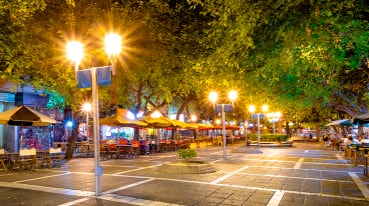 Calçadão com mesas de restaurantes no centro de Mendoza.